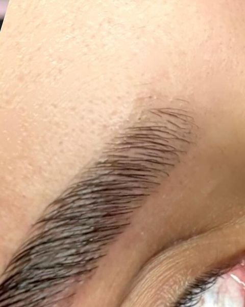 Sobrancelha com brow lamination, fios alinhados