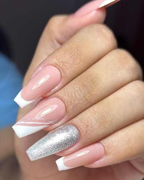 Unhas longas nude com francesinha e uma unha prateada
