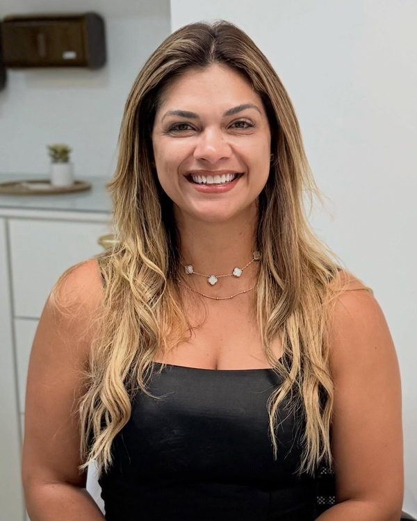 Juliana Falcão, profissional da VJ Clinic, sorrindo