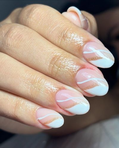 Unhas em gel em tom nude com detalhe branco, feitas na VJ Clinic